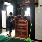 Karyawan Hotel @Hom Kudus kerja bakti bersihkan Masjid