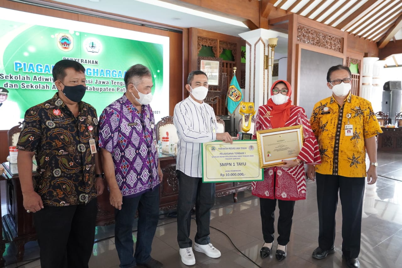 Bupati Serahkan Penghargaan Sekolah Adiwiyata Provinsi dan Kabupaten