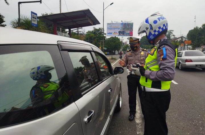 Polisi lakukan pemeriksaan kelengkapan surat kendaraan.