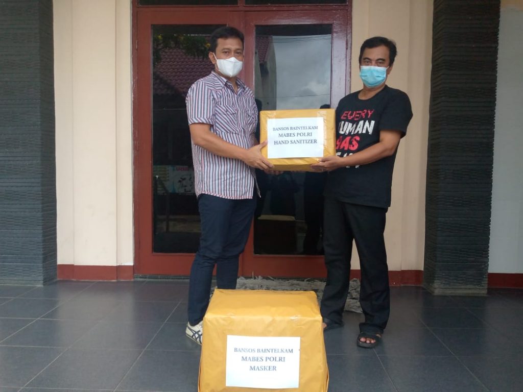 Baintelkam Polri Bagikan Masker dan Handsanitizer Untuk PGI Wilayah Jateng