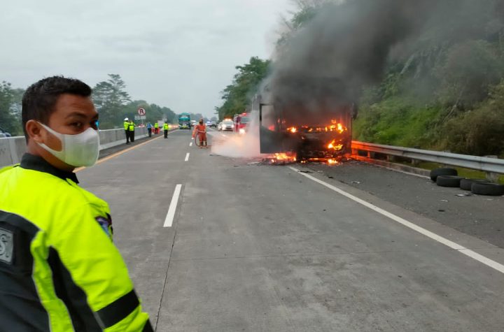 Evakuasi BUS terbakar di Jalan Tol Ungaran-Solo.