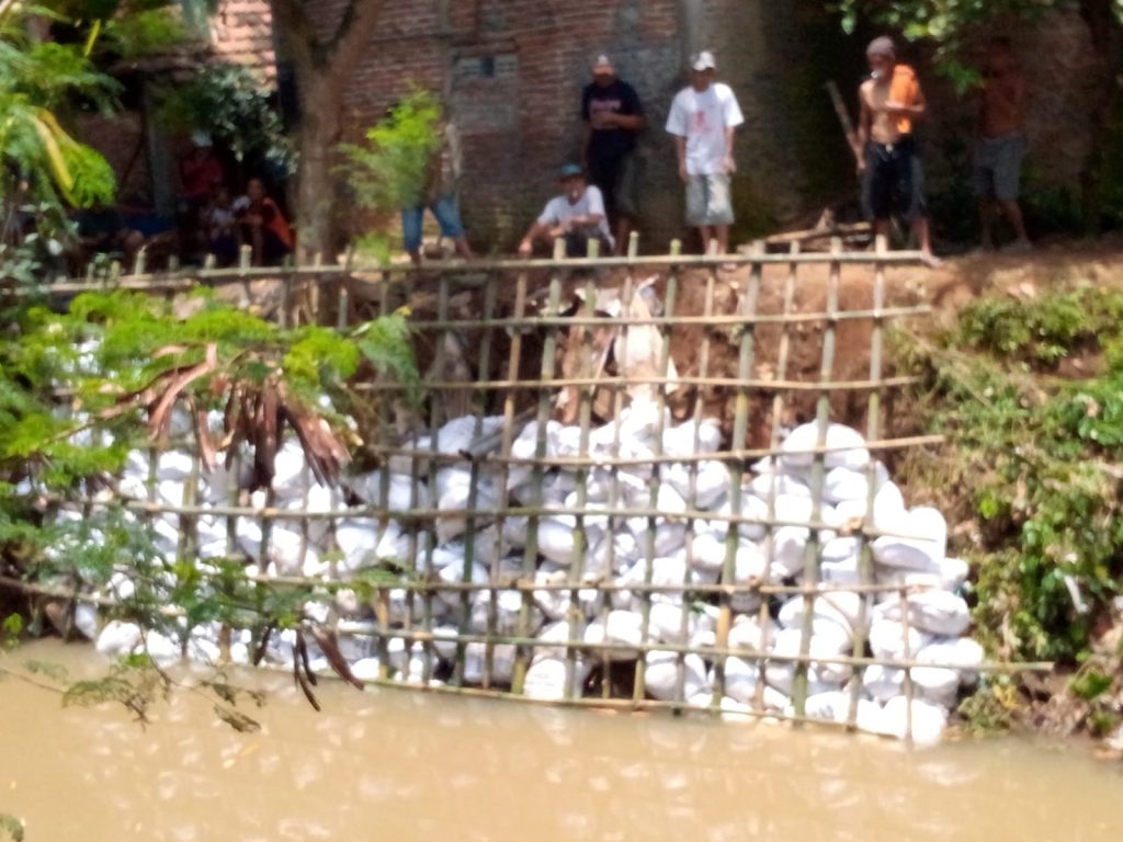 Warga Desa Ngembal Kulon Peduli Banjir, Kerja Bakti Perkuat Tanggul Sungai Dawe