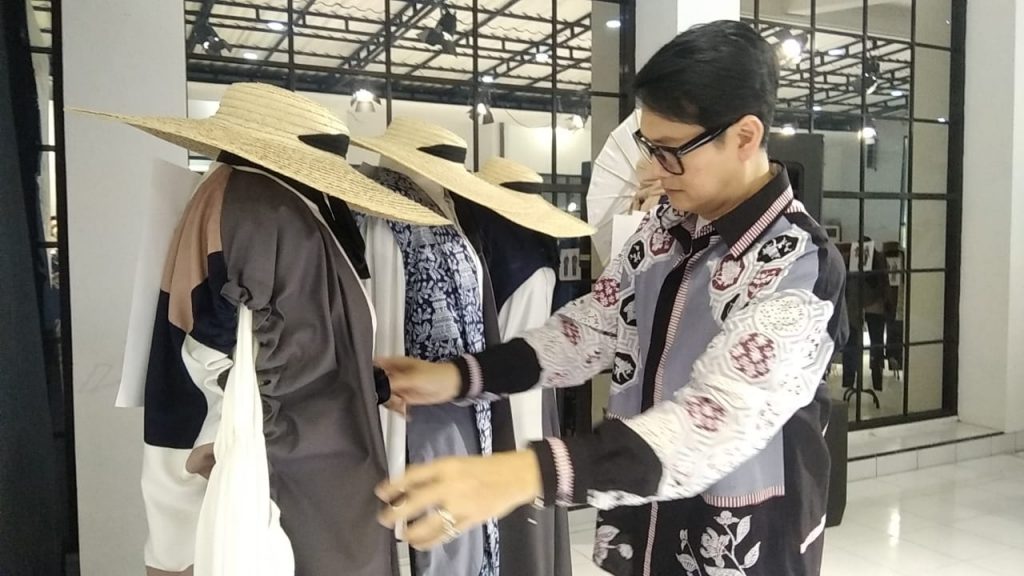 Desainer Denny Wirawan Bagikan Ilmu Fesyen Dengan Siswa SMK di Kudus