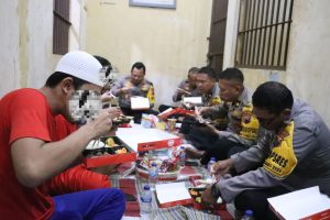 Kapolres Jepara ajak tahanan makan bersama.