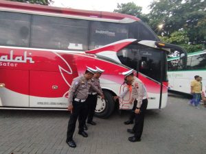 Satlantas Porles Kudus cek kelayakan bus AKAP di Terminal Kudus