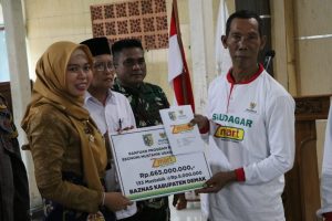 Bupati Demak Eisti'anah menyerahkan bantuan.