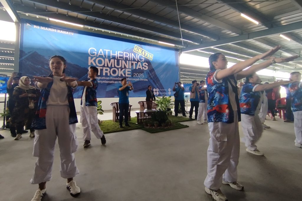 Senam untuk penyandang stroke.