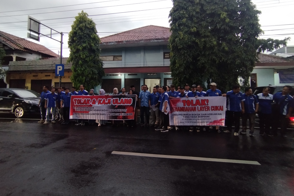 Aksi tolak kebijakan baru.