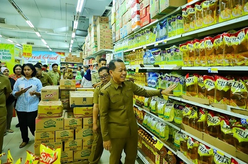 Bupati Kudus mengecek tersedianya minyak goreng
