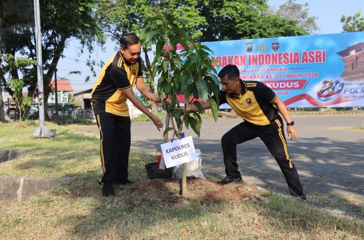 Sambut Hari Bhayangkara Ke-80, Polres Kudus Hijaukan Terminal Jati dan Salurkan 100 Paket Bansos