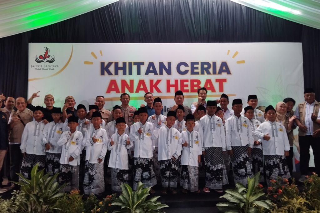 Peserta khitan ceria berfoto bersama.