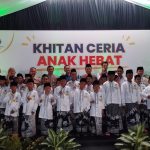 Peserta khitan ceria berfoto bersama.