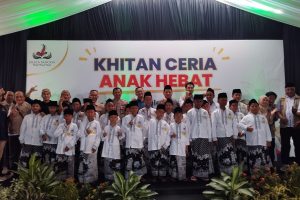 Peserta khitan ceria berfoto bersama.