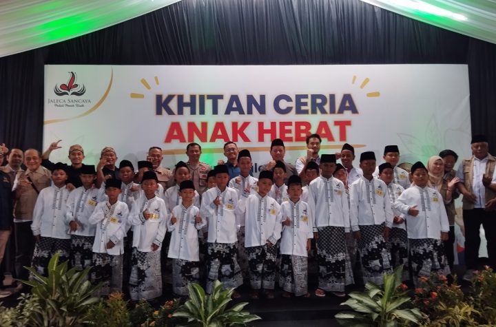 Peserta khitan ceria berfoto bersama.