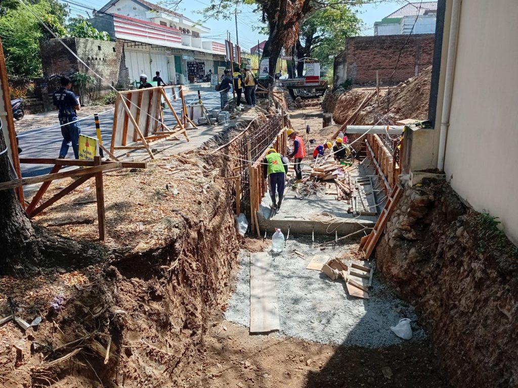 Pembangunan ulang jembatan dikebut agar bisa dimanfaatkan masyarakat.
