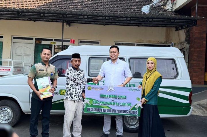 Penyerahan bantuan mobil ambulans.